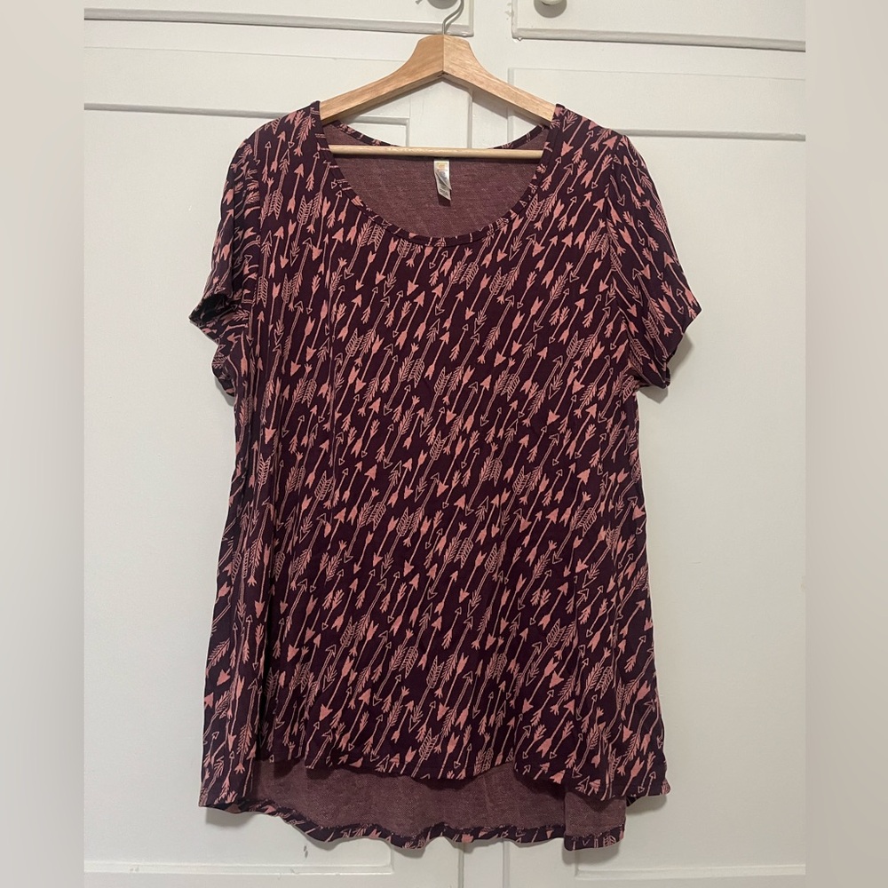 LuLaRoe Christy Tee 2XL Wine Pink Arrow Pattern Short Sleeve Stretch Top